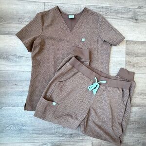 Garde Malade Monogrammed Scrub Set Soft Stretchy Pockets Cuffed Professional